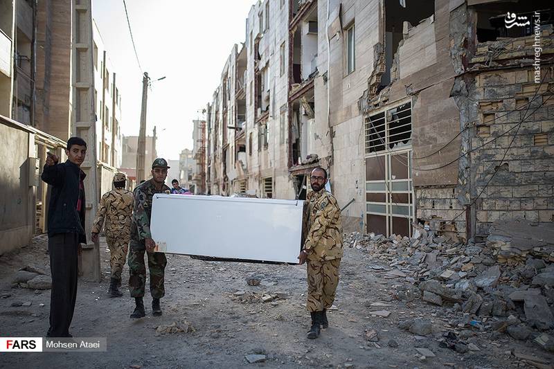 خدمت عاشقانه سربازان به زلزله‌زدگان