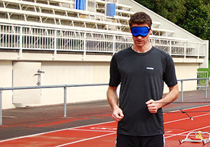 عاقبت مسابقه دادن با چشمان بسته + فیلم