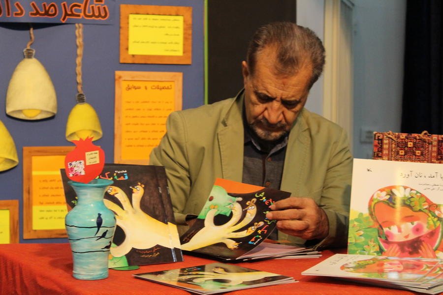 شاعر نام‌آشنا برای دانش‌آموزان تهرانی شعرخوانی کرد