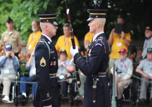 حرکات دیدنی با اسلحه در یک مراسم نظامی + فیلم