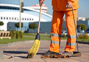 زیر گرفتن یک پاکبان توسط اتوبوس + فیلم