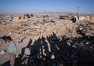 گلایه یکی از روستاییان زلزله زده از برخی بی‌مهری‌ها + فیلم