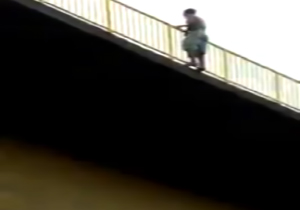 خودکشی نافرجام یک مرد از یک پل + فیلم