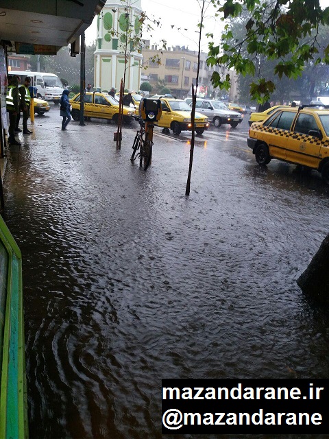 آبگرفتگی معابر شهر ساری در پی بارندگی شدید+ فیلم و عکس