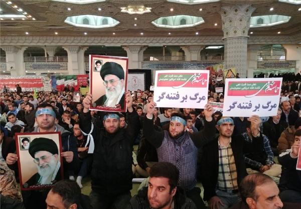 هشتمین سالگرد بزرگداشت حماسه نهم دی; آیت‌الله اراکی: دشمن بار دیگر قصد ایجاد فتنه در بین ملت ایران دارد/ اعلام انزجار مردم از اپوزیسیون داخلی و خارجی در همایش بزرگ ۹ دی/ حضور پرشور اقشار مختلف مردم در مصلای تهران + تصاویر