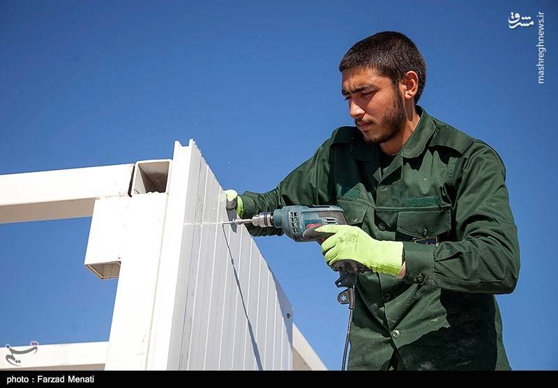 ساخت کانکس توسط سپاه در مناطق زلزله‌زده