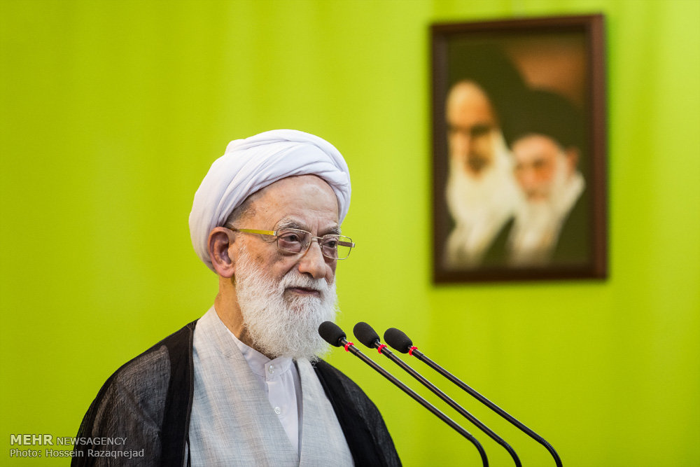 آیت‌الله امامی‌کاشانی در خطبه‌های نمازجمعه: آمریکا میلیاردها دلار سلاح به سعودی می‌فروشد/ ترامپ ملتش را خوار و ذلیل کرد