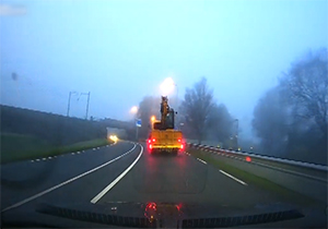 واژگونی تریلر پس از برخورد با پل بزرگراه + فیلم