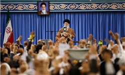 رهبر انقلاب در دیدار مردم قم: باید بین مطالبات به‌حق مردم و حرکات وحشیانه تفکیک قائل شد/ اگر مسئولان ضعف‌ها را برطرف کنند آمریکا هیچ غلطی نمی‌تواند بکند