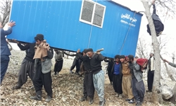 اهالی منطقه شاهزاده عبدالله ۵ کیلومتر کانکس کلاسی را بر دوش خود حمل کردند+تصاویر
