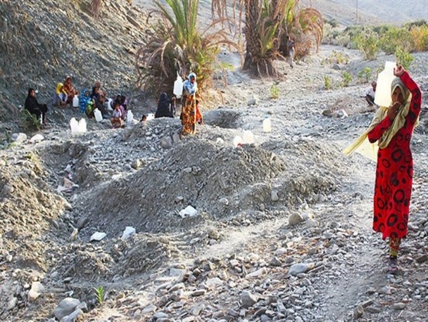 گزارشی از بحران جدی این روزهای مردم بشاگرد؛ بحران آبی بشاگرد در کنار بزرگترین سد بتنی غلطکی ایران/اینجا مردم برای آب دبه آوردند،مسئولان برای وعده‌هایتان دبه نکنید!
