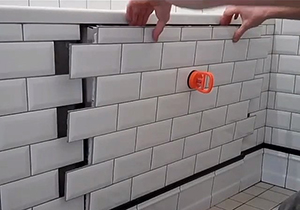 ابتکار یک جوان در ساخت دریچه‌های مخفی + فیلم