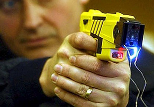 سلاحی که شوک الکتریکی قدرتمندی به مجرم وارد می‌کند + فیلم