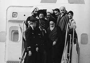 فیلم لحظه ورود امام خمینی(ره) و استقبال مردم از نگاه دوربین های خبرنگاران داخلی و خارجی