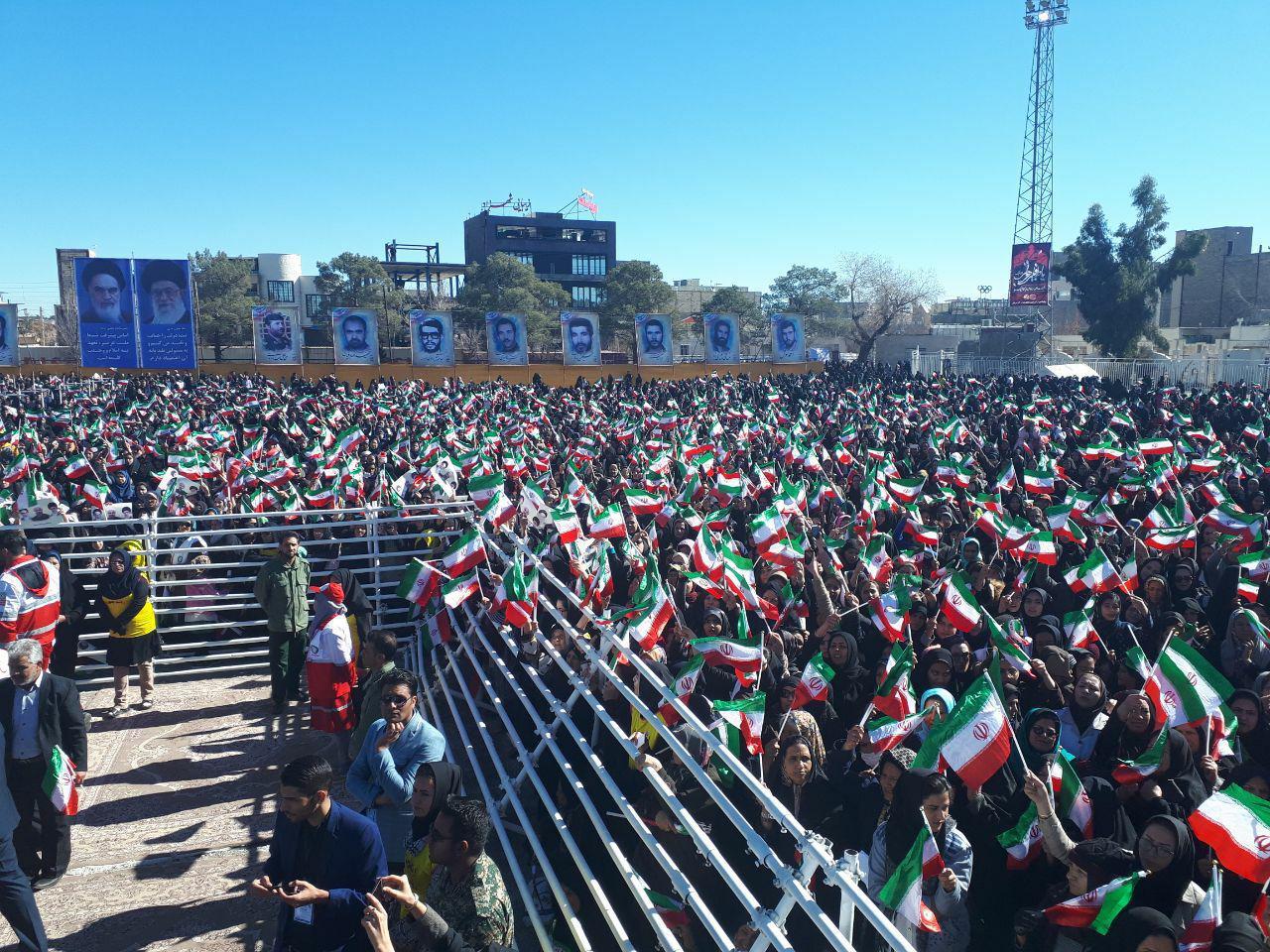 افتخار می کنیم که هیچ ابرقدرتی در انقلاب حامی ما نبود/در واشنگتن کسی فکر نکند می‌تواند برای ملت بزرگ ایران تصمیم بگیرد