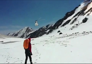 حرکت نیروهای هلال احمر به طرف محل سقوط هواپیما + فیلم