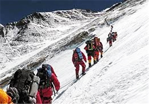 صعود نجاتگران هلال احمر به ارتفاعات دنا در شرایط بد جوی + فیلم