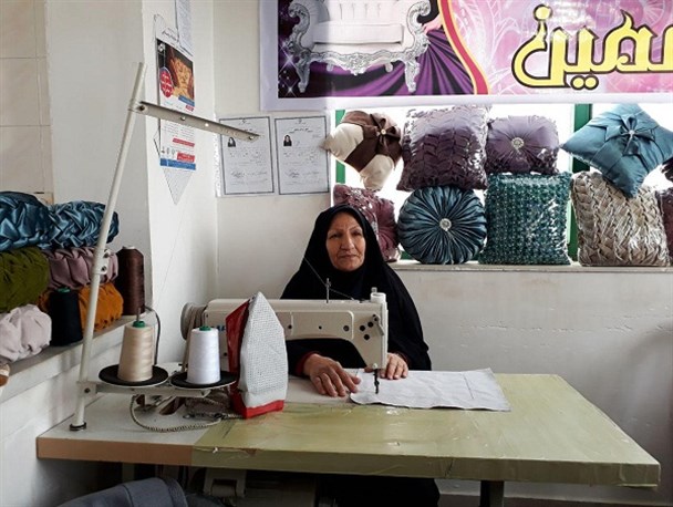 اینجا با کوسن های فانتزی نان در می آورند؛ بانوان تولید کننده روستایی چشم انتظار حمایت مسئولان/ باباپیری ها، الگویی برای تولید کالای ایرانی حتی در یک روستا +تصاویر