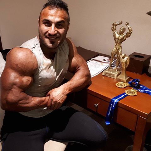 هدیه قهرمانی ام فقط یک نیم سکه بود/ بدن سازها با تلاش کار می کنند نه با مکمل