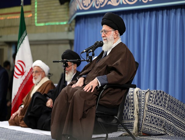 رهبر معظم انقلاب در دیدار مسئولان نظام و سفرای کشورهای اسلامی: حمله به سوریه جنایت است امریکا همچون گذشته قطعاً شکست خواهد خورد/ذلت از این بالاتر نیست که آمریکا پول سعودی را بگیرد و علناً به آن بگوید گاوشیرده