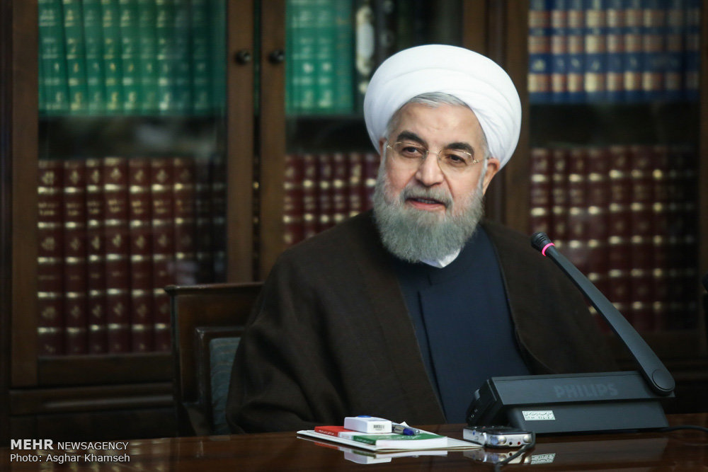 روحانی در جلسه ستاد اقتصادی و با حضور نمایندگان بخش خصوصی: لازمه رشد پایدار اقتصاد کشور، آرامش و ثبات در بازار ارز است/ صادرکنندگان در فروش ارز خود حتی یک روز نباید معطل بمانند