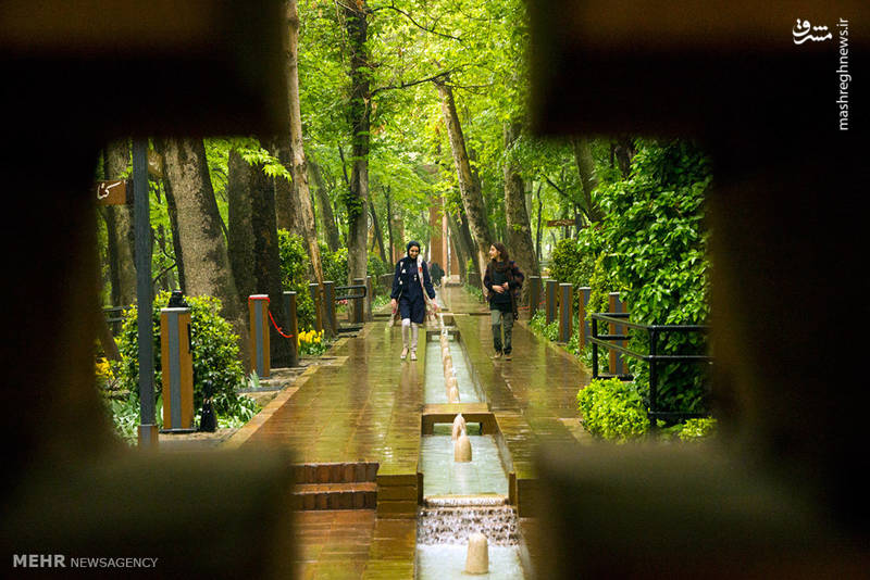 روز بارانی در باغ ایرانی‎