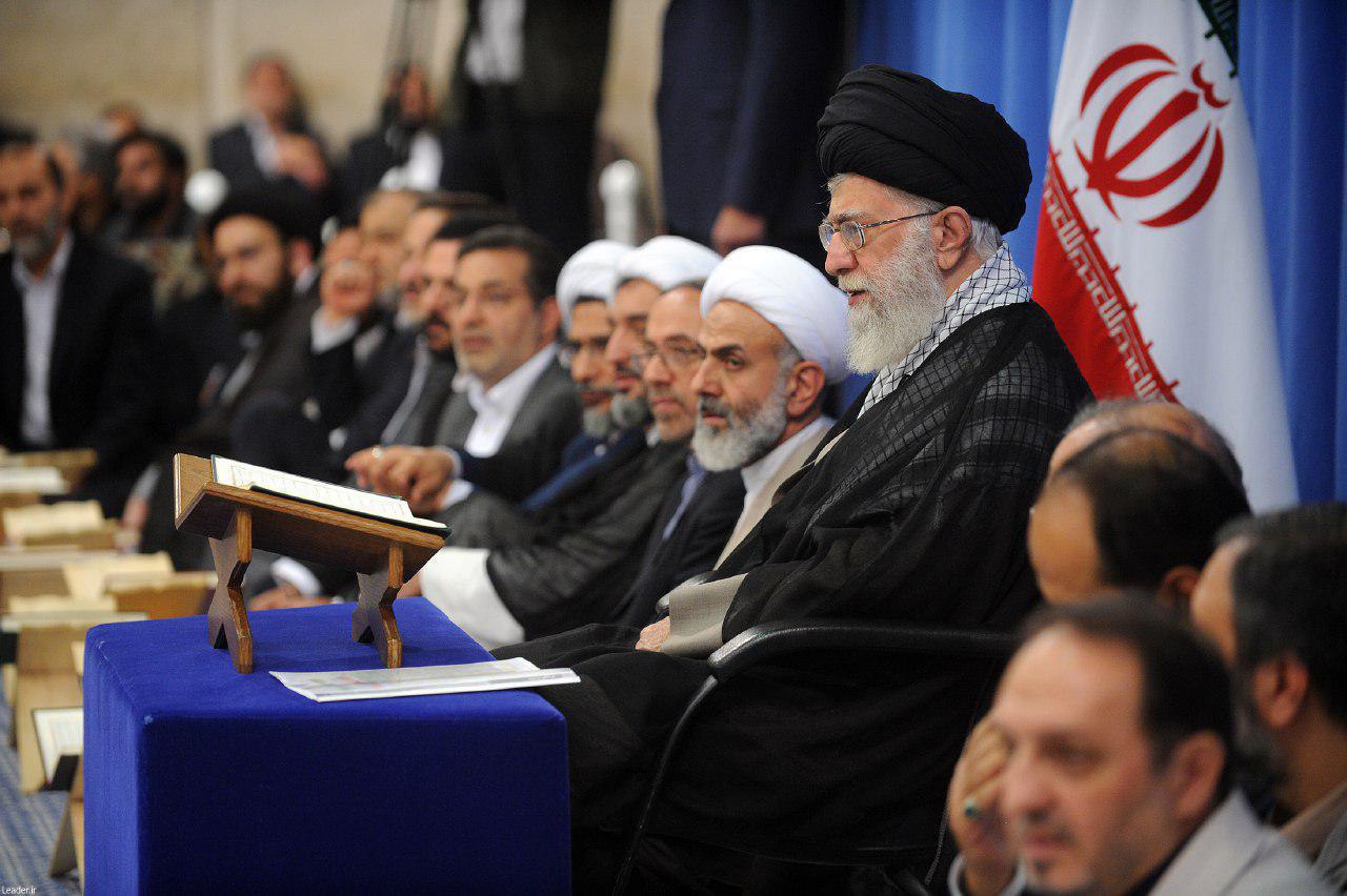 رهبر معظم انقلاب در دیدار شرکت‌کنندگان مسابقات بین‌المللی قرآن: کشورهای اسلامی در اثر تمسک‌نجستن به قرآن دچار «بیماری ذلت» شده‌اند/ ایران با عمل به قرآن مقابل آمریکا ایستاده و پیشرفت کرده است