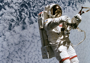 کلیپی تماشایی از پیاده‌روی فضانورد ناسا بیرون از ایستگاه فضایی + فیلم