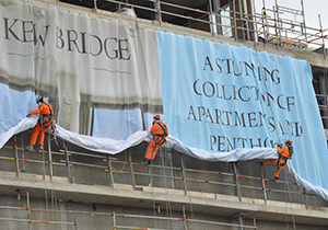 لحظه دلهره آور معلق شدن مردی بین زمین و آسمان + فیلم