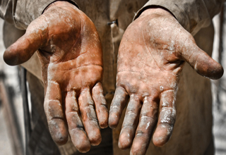 حمله وحشیانه کارفرما به کارگر سالخورده +فیلم