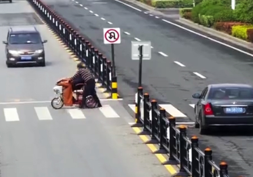 اقدام تحسین برانگیز راننده برای کمک به یک پیرمرد + فیلم