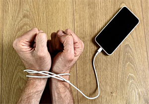 چگونه می‌توان مانع از وابستگی شدید به تلفن همراه شد؟ + فیلم