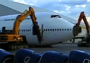 اوراق و بازیافت قطعات هواپیمای از خط خارج شده توسط بیل‌های مکانیکی + فیلم