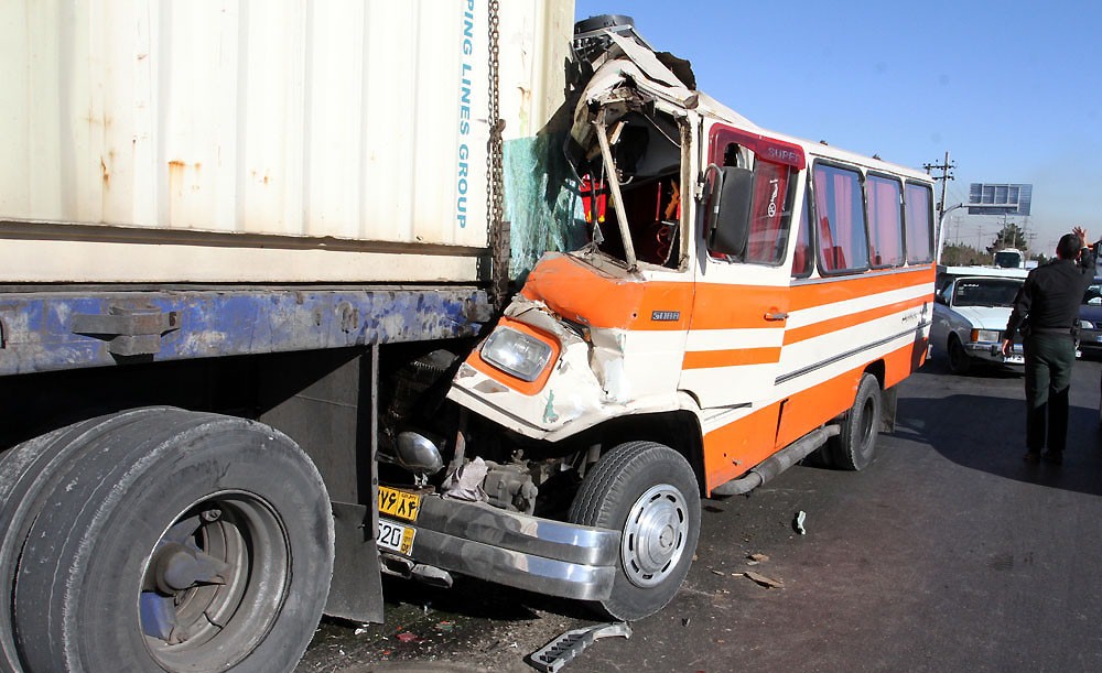 مصدومیت ۱۰ نفر بر اثر تصادف مینی بوس با کامیون در جاده ساوه/ پرواز آمبولانس هوایی برای نجات جان مصدومان