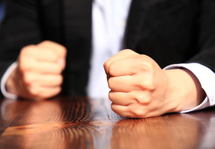 میخ های کوبیده شده