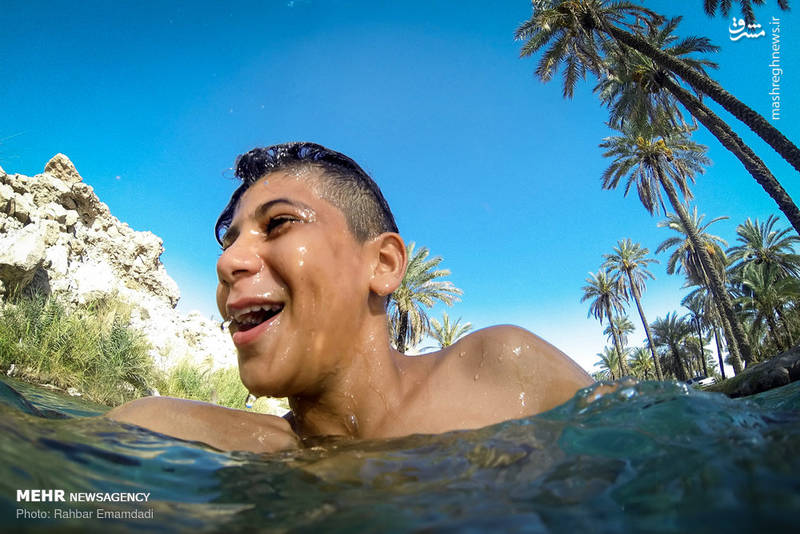 آبتنی در چشمه ای زیبا در هرمزگان