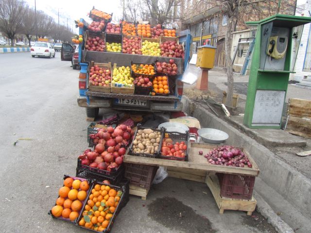 ۷۵ هزار تومان جریمه برای رفع سد معبر وانتی‌ها کافی است؟/ ایجاد ترافیک، عرضه موادمخدر و مشروبات الکلی توسط برخی وانت‌های میوه‌فروش