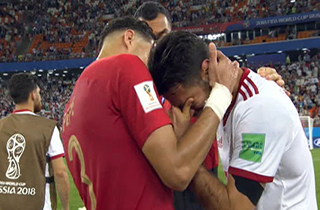 ماجرای گریه پورعلی گنجی روی شانه په په/ چرا کسی پیراهن رونالدو را نگرفت؟ + فیلم