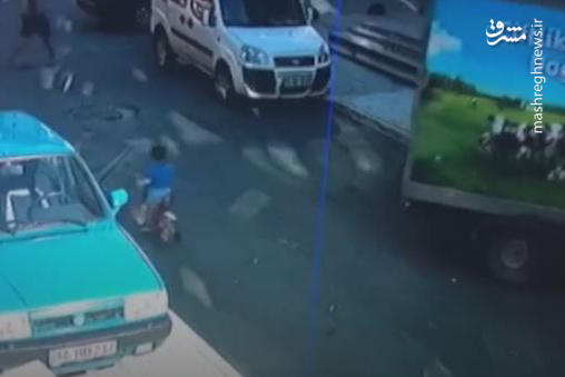 فیلم/ پسرک دوچرخه سوار زیر چرخ های کامیون!