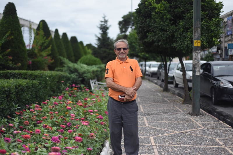 استاد علی کاوه جایزه جشنواره مطبوعات را به بهزیستی آمل هدیه کرد