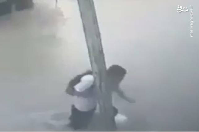 فیلم/ برق گرفتگی وحشتناک در آب!