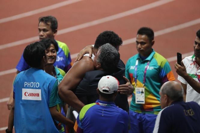 حدادی: بوسیدن دست کیهانی در جاکارتا صحت ندارد/ هر کجا می‌رسند با مدال من پُز می‌دهند