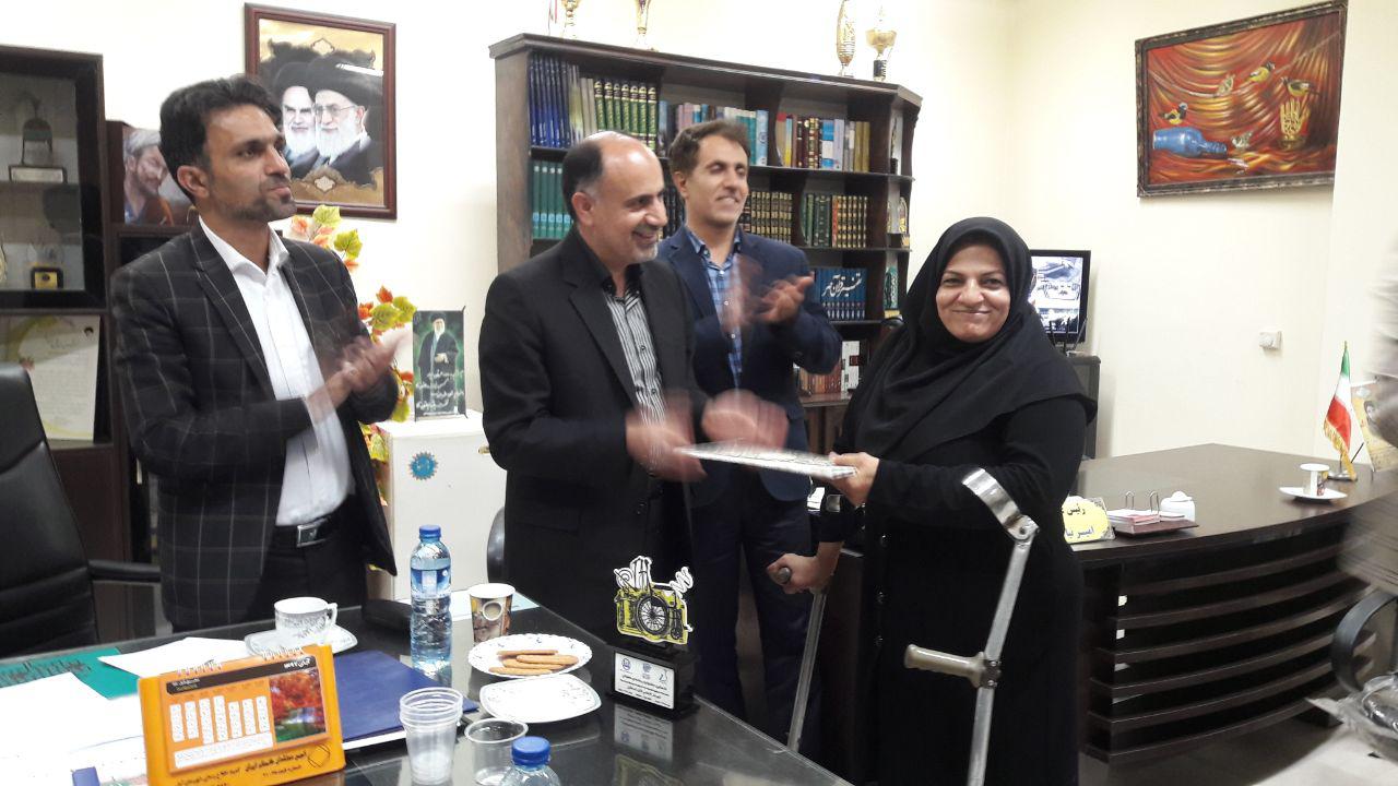 اهدای جایزه جشنواره بین المللی رسانه ای معلولان به خانواده شهید اسماعیل خانزاده