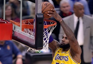 لیگ NBA؛ پیروزی لیکرز با امتیازهای جیمز