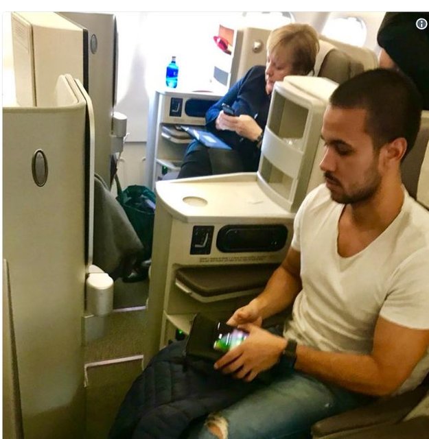 شرح همسفری با مرکل در یک پرواز تجاری عادی