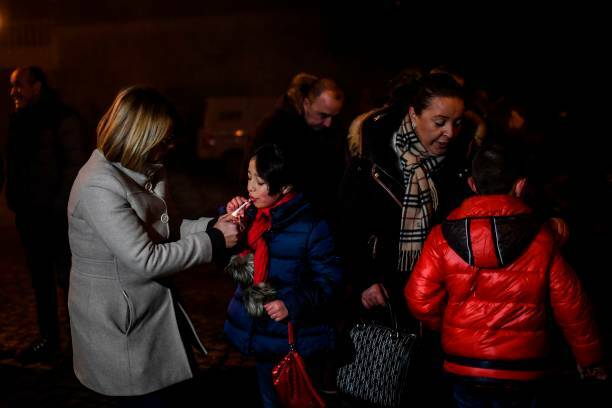 عکس/ تشویق والدین به سیگار کشیدن کودکان!