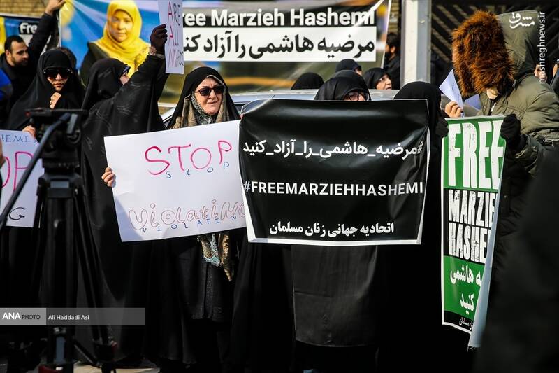 عکس/ تجمع دانشجویان مقابل سفارت سوئیس در تهران