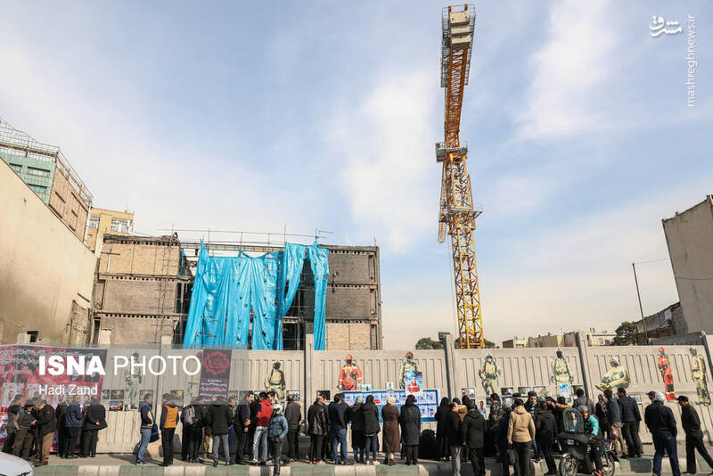 عکس/ حضور خانواده شهدای آتشنشان در محل حادثه پلاسکو