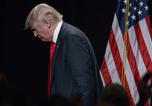 نظرسنجی‌ها حاکی از شکست ترامپ در درگیری با دموکرات‌هاست