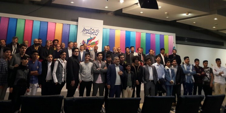 در نشست خبری فیلم «بیست‌وسه نفر» صورت گرفت; عکس‌ یادگاری ۲۳ رزمنده با ۲۳ بازیگر در میان تشویق حضار/ ۱۵ سال قبل آنها را دیدم و دلبسته‌شان شدم